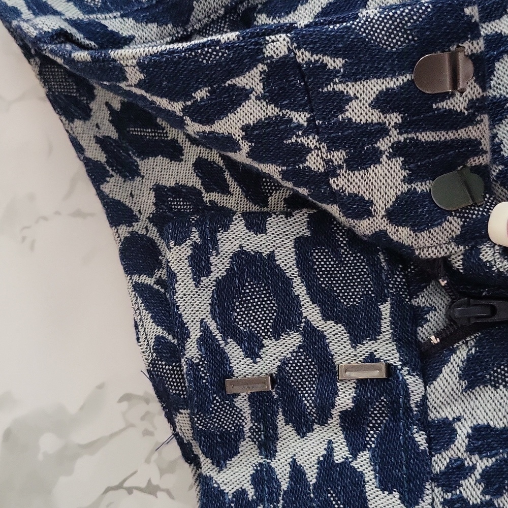 Alice + Olivia Cady Blue Leopard Jacquard Denim Cuffed Shorts - Picture 6 of 10